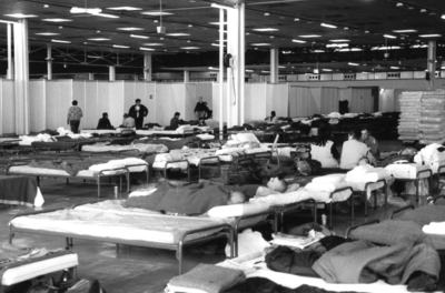 103627 Gezicht in één van de hallen van de Jaarbeurs (Croeselaan) te Utrecht, met bedden voor de geëvacueerde bewoners ...