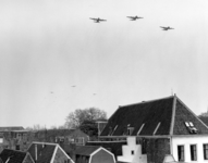 103633 Afbeelding van de overkomst van een aantal van de 200 vliegtuigen boven Utrecht, ter herdenking van het feit dat ...