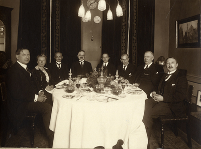 103777 Groepsportret van de nieuw gekozen en aftredende leden voor de Utrechtse gemeenteraad van de Vrijheidsbond, ...