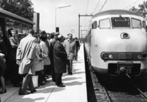 165563 Afbeelding van de opening van het nieuwe N.S.-station Maarn te Maarn, met rechts de openingstrein (een ...