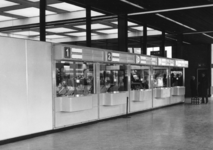 165577 Interieur van het N.S.-station Nijmegen te Nijmegen: nieuwe stationshal, met loketten.