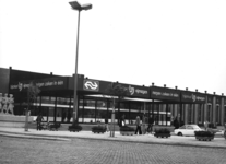165578 Gezicht op de nieuwe stationshal van het N.S.-station Nijmegen te Nijmegen.