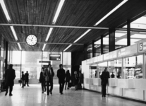 165579 Interieur van het N.S.-station Nijmegen te Nijmegen: nieuwe stationshal, met rechts de loketten.