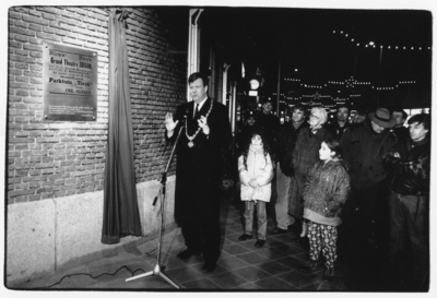 103722 Afbeelding van de onthulling van de plaquette op de gevel van het pand Nachtegaalstraat 2 te Utrecht door ...