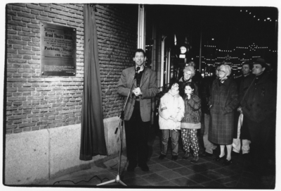 103723 Afbeelding van de onthulling van de plaquette op de gevel van het pand Nachtegaalstraat 2 te Utrecht, ter ...