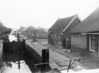 400264 Gezicht op de Weersluis in de Weersloot te Nieuwersluis.