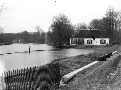 400265 Gezicht op het huis Rio Verde (Rijksstraatweg 28) te Nieuwersluis, met op de voorgrond een tijdens de ...