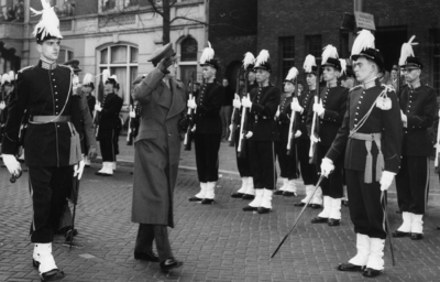 500066 Afbeelding van de inspectie door Prins Bernhard van de Utrechtse Studentenweerbaarheid op het Domplein te ...
