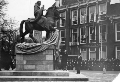 500084 Afbeelding van de onthulling van het ruiterstandbeeld van Sint Willibrord door mevr. Heerkens Thijssen-van der ...