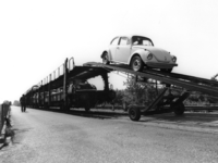167490 Afbeelding van het lossen van auto's (Volkswagens) bij Pon te Leusden.