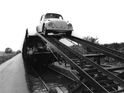 167491 Afbeelding van het lossen van auto's (Volkswagens) bij Pon te Leusden.