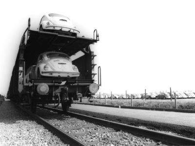 167492 Afbeelding van een autotrein met Volkswagens bij Pon te Leusden.