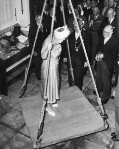 400469 Afbeelding van Koningin Juliana op de weegschaal van de Heksenwaag (Leeuweringerstraat 2) te Oudewater, met ...