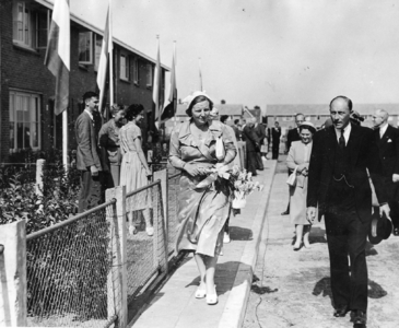 400471 Afbeelding van de bezichtiging van de nieuwe woningen van de stichting Pelita (bestemd voor gerepatrieerde ...