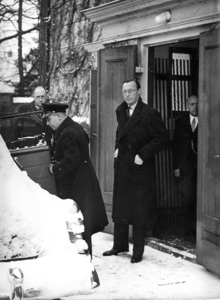 400475 Afbeelding van Prins Bernhard tijdens het verlaten van de Hervormde Kerk aan de Brink te Baarn, na afloop van de ...