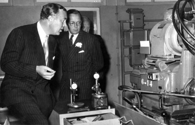 500097 Afbeelding van het bezoek van Prins Bertil (links) van Zweden en Prins Bernhard aan de kogellagerfabriek van ...