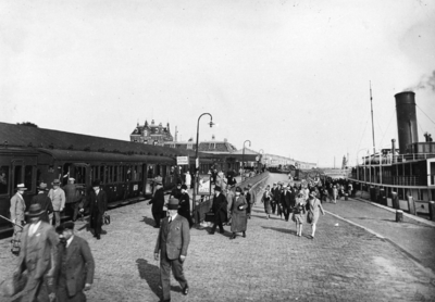 165629 Afbeelding van het overstappen van reizigers van de boot uit Stavoren op de trein op het N.S.-station Enkhuizen ...