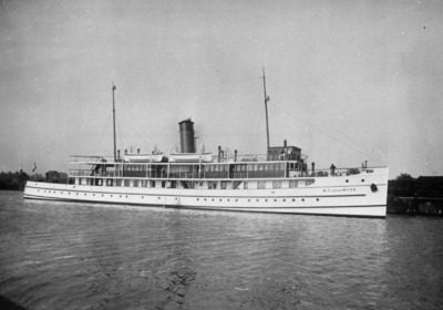 165631 Afbeelding van het motorschip W.F. van der Wyck van Rederij Koppe voor de bootdienst Enkhuizen-Stavoren in de ...