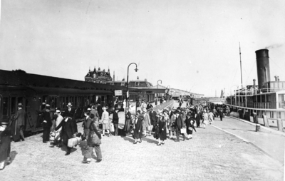165632 Afbeelding van het overstappen van reizigers van de boot uit Stavoren op de trein op het N.S.-station Enkhuizen ...