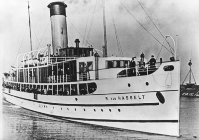 165633 Afbeelding van het stoomschip R. van Hasselt van Rederij Koppe voor de bootdienst Enkhuizen-Stavoren.