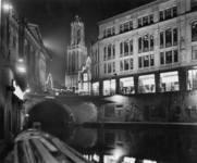 400534 Gezicht op de Stadhuisbrug over de Oudegracht te Utrecht, bij avond, tijdens de Lichtweek .