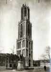 400581 Gezicht op de Domtoren (Domplein) te Utrecht, uit het zuidoosten.