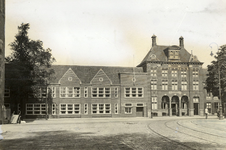 600410 Gezicht op de Ned. Hervormde Burgerschool (Domplein 4-5) en het Dienstgebouw van de Nederduitsch Hervormde ...