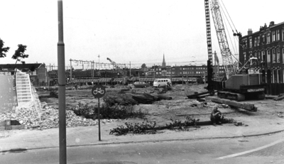 400630 Gezicht op de in aanleg zijnde Daalsetunnel te Utrecht, uit het westen, vanaf de Vleutenseweg, met geheel rechts ...