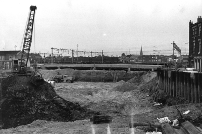 400633 Gezicht op de grondwerkzaameheden aan de westzijde van de in aanleg zijnde Daalsetunnel te Utrecht.
