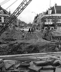400638 Afbeelding van de werkzaamheden op de overkluisde Leidsche Rijn te Utrecht (voormalige Dambrug), met op de ...