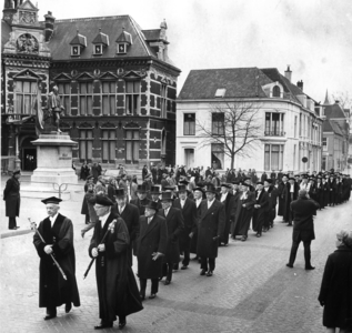 500222 Afbeelding van de stoet van hoogleraren bij het Academiegebouw (Domplein 29) te Utrecht in verband met de ...