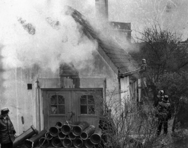 500226 Afbeelding van het blussen van een brand in een huis aan de Johannes de Bekastraat te Utrecht.