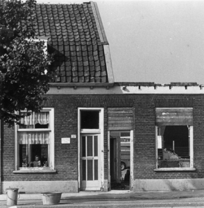 500227 Gezicht op de voorgevels van de huizen Vleutenseweg 35 (rechts, grotendeels gesloopt) en Vleutenseweg 37 (links) ...
