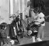 500234 Afbeelding van spelende kinderen in het Lange Rozendaal te Utrecht.