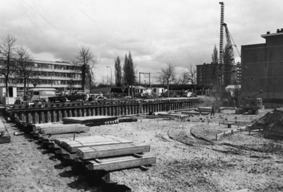 600501 Afbeelding van de heiwerkzaamheden voor het toekomstige gebouw van de Gemeentelijke Sociale Dienst (Nijenoord 4) ...