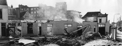 400693 Gezicht op de sloop van de gebouwen behorende tot Van Rijn's mosterdfabriek aan de Nieuwekade te Utrecht.N.B. De ...