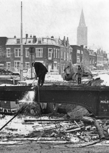 600512 Afbeelding van de sloop van de Molenbrug op het Paardenveld te Utrecht, met op de achtergrond de huizen aan de ...