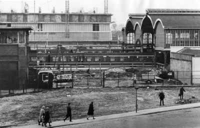 400702 Gezicht op de plek van de toekomstige Traverse over het N.S.-station Utrecht C.S. (Centraal Station), tussen het ...