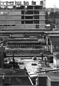 400703 Gezicht op de in aanbouw zijnde Traverse over het N.S.-station Utrecht C.S. (Centraal Station), tussen het ...