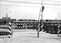 165738 Gezicht op de spoorwegovergang tussen de perrons van het N.S.-station Tilburg West te Tilburg.