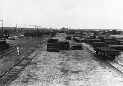 165739 Gezicht op het terrein van de stapelplaats Crailoo van de N.S.
