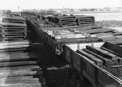 167697 Gezicht op de opslagplaats voor oude dwarsliggers op de stapelplaats van de N.S. te Crailoo.