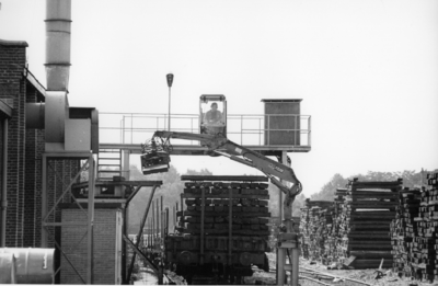 167701 Afbeelding van de afvoer van oude dwarsliggers op de stapelplaats van de N.S. te Crailoo.