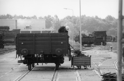 167702 Afbeelding van de afvoer van oude spoormaterialen op de stapelplaats van de N.S. te Crailoo.