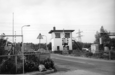 167703 Gezicht op het seinhuis annex brugpost bij het N.S.-station Breukelen te Breukelen.