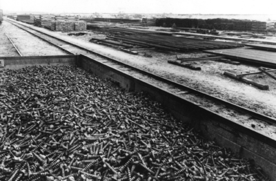 167704 Gezicht op het terrein van de stapelplaats van de N.S. te Crailoo, met op de voorgrond een wagon met kraagschroeven.