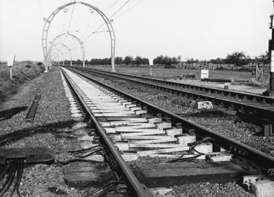 165744 Gezicht op de spoorlijn Hilversum - Utrecht, ter hoogte van Groenekan.