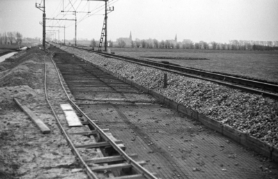 165749 Afbeelding van de werkzaamheden ten behoeve van de baanverzwaring nabij Duivendrecht.