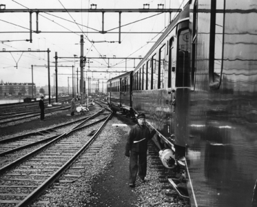 167815 Afbeelding van het rangeren met enkele rijtuigen van de N.S. op het emplacement Dijksgracht te Amsterdam.