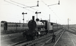 170029 Afbeelding van de stoomlocomotief nr. 3727 (serie 3700/3800) van de N.S. met een trein te Den Haag H.S.
